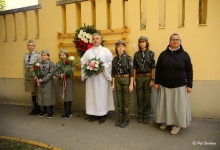 Kwiaty przy tablicach upamiętniających pomoc Polakom w czasie II wojny światowej ofiarowaną przez na...